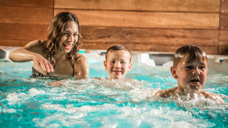 Как использовать меньше хлора в бассейне