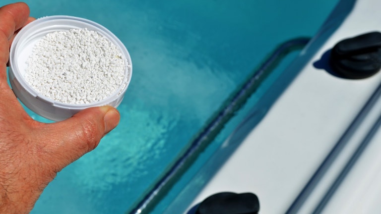 Как использовать меньше хлора в бассейне