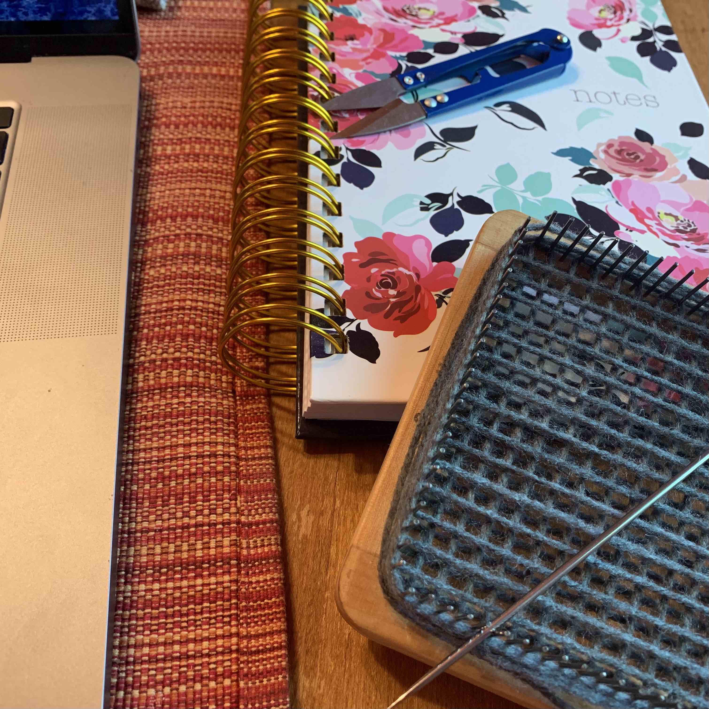 Pin loom with computer