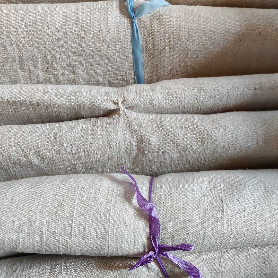 linen,-neatly-stacked-in-the-chest