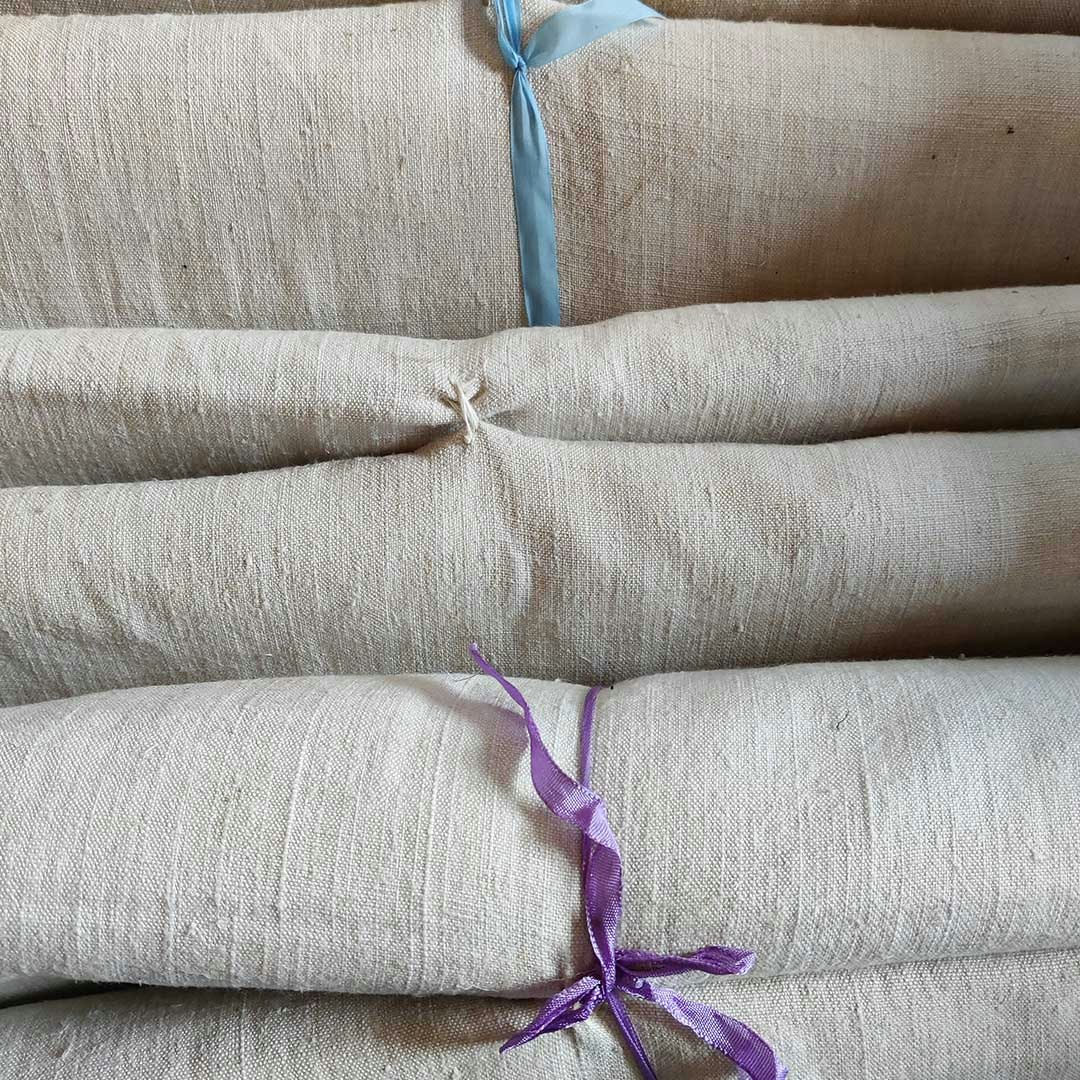 linen,-neatly-stacked-in-the-chest