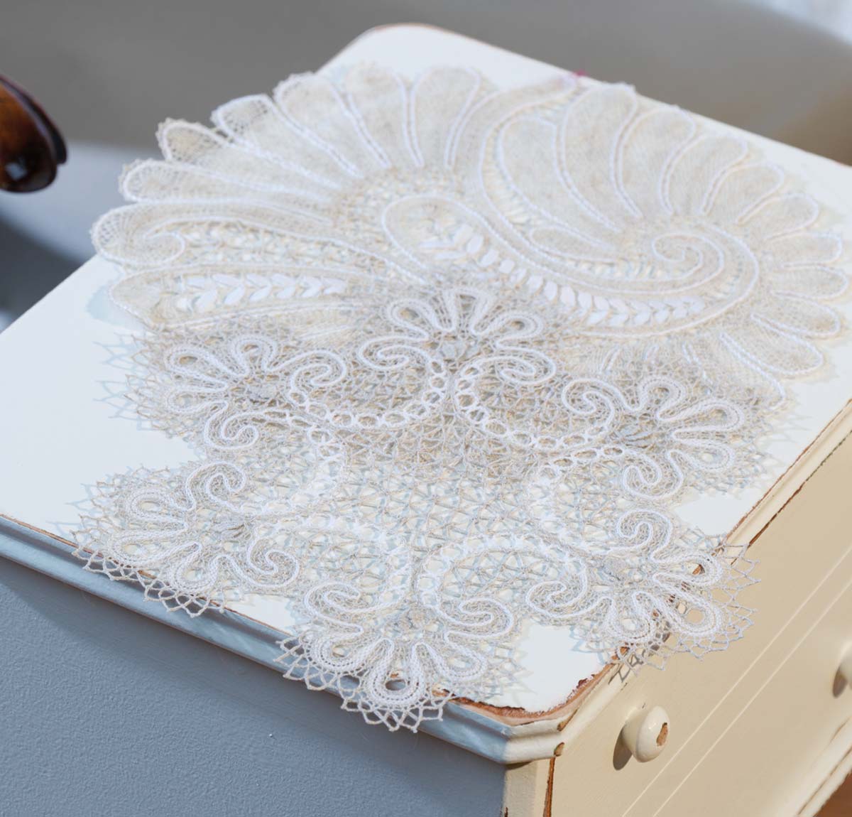 buying-lace-on-russian-train-2