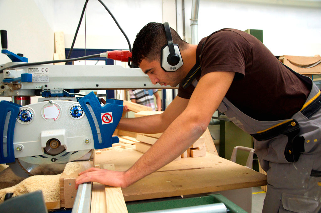 Timmerman zaagt hout met cirkelzaag