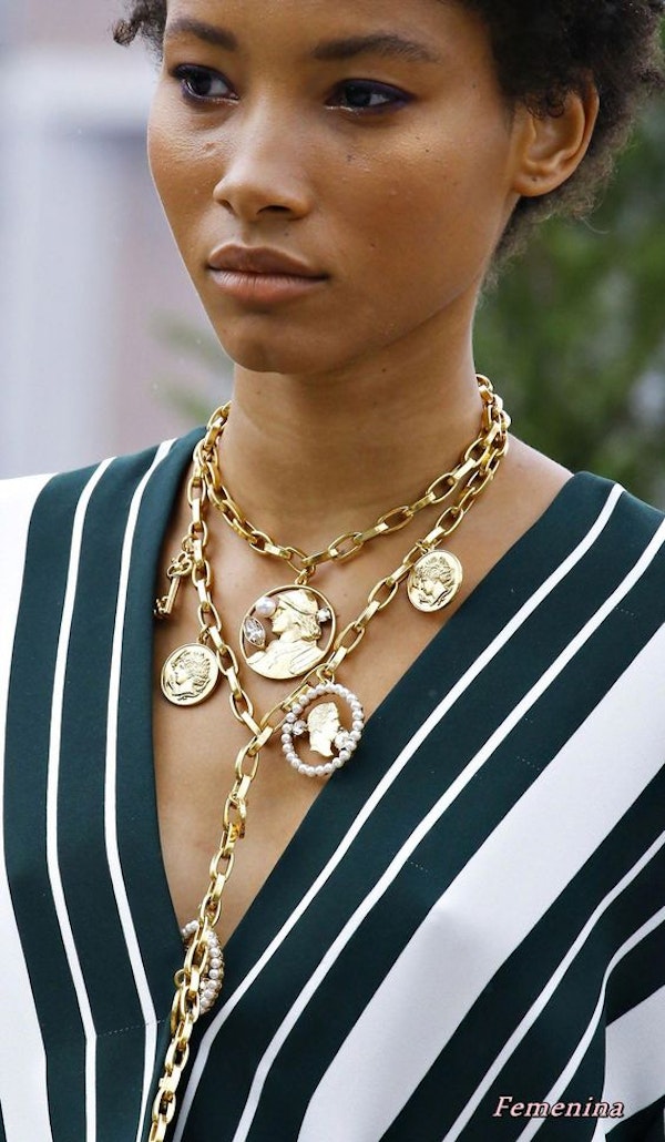 New trend: Heavy gold necklaces