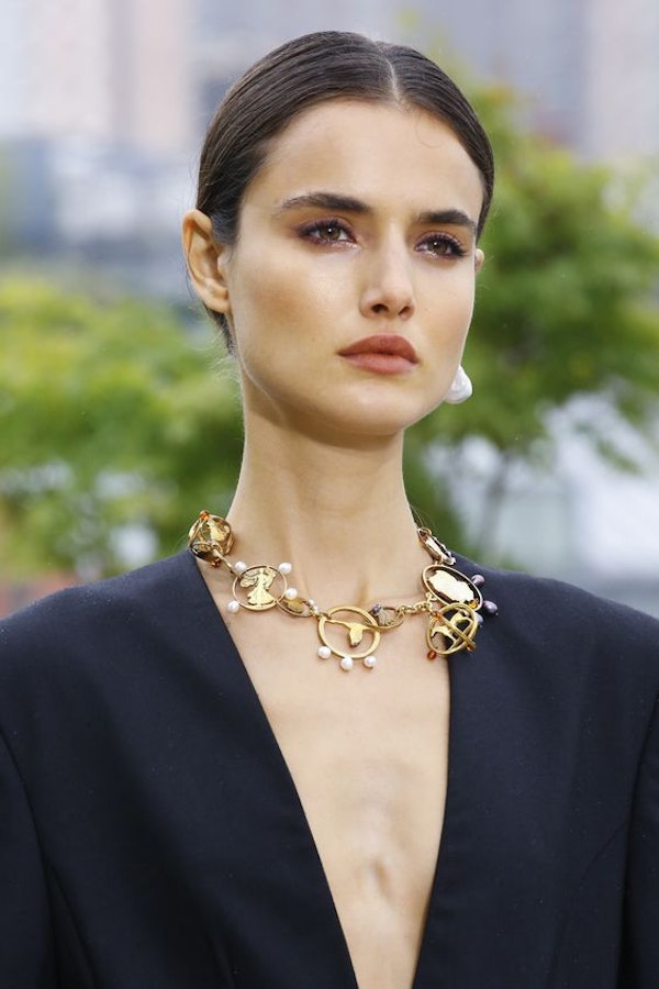 New trend: Heavy gold necklaces