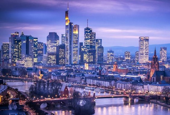 Exclusive fashion tour with your own stylist in Frankfurt
