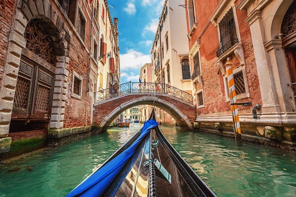 Luxury shopping tour with your own stylist in Venice
