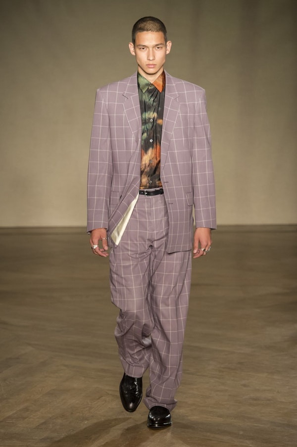 Seventies, monochrome, deconstruction: the most extravagant men's outfits this Fall