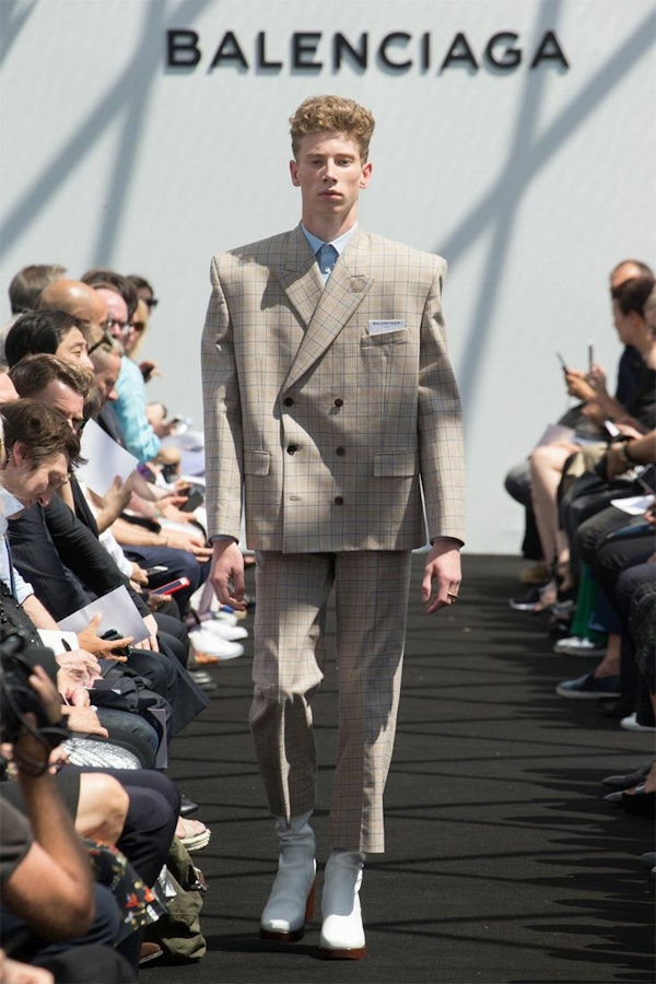 Loose cut men's suit is one of the main trends