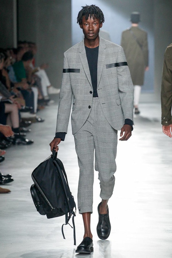 Loose cut men's suit is one of the main trends