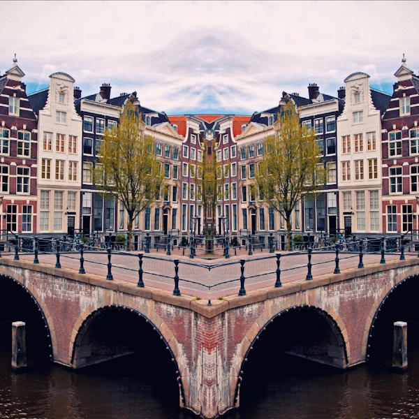 Mother - daughter shopping tour in Amsterdam
