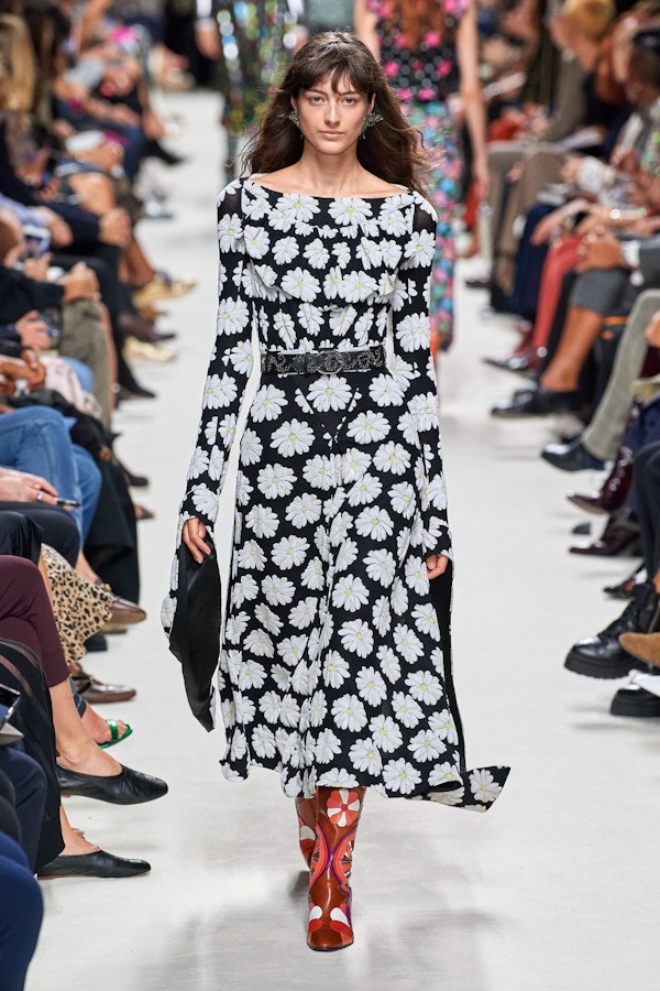 Blooming dresses to the floor - a fashion trend of the S/S season