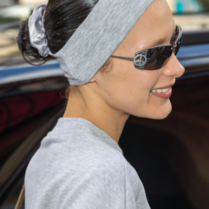 Headband: the 90s accessory is the trend 2023. As Bella Hadid teaches us
