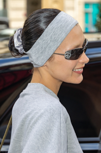 Headband: the 90s accessory is the trend 2023. As Bella Hadid teaches us