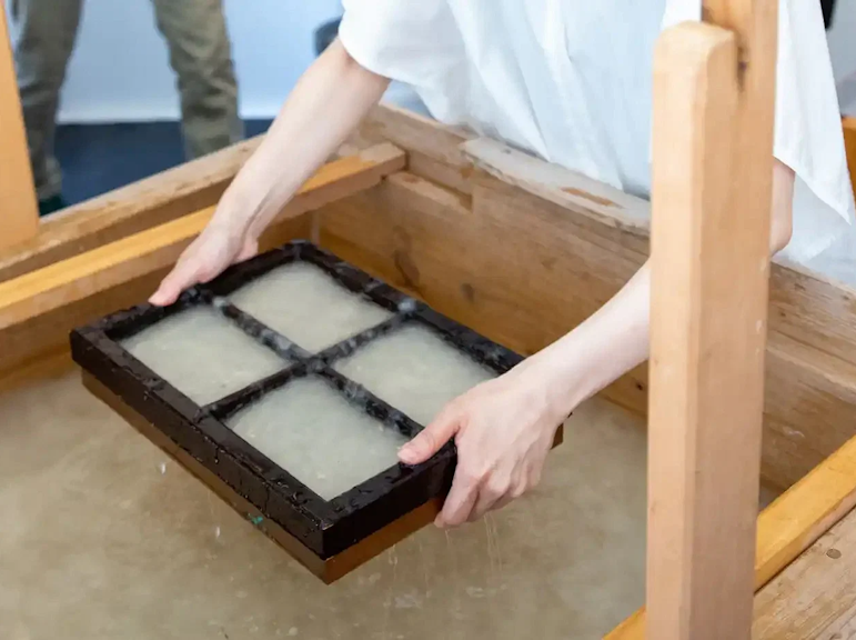 日本の紙の技法:実践的な和紙作りツアー