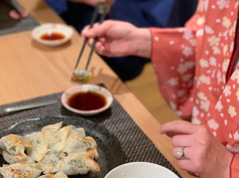 京都の中心での餃子(日本の dumplings)作り