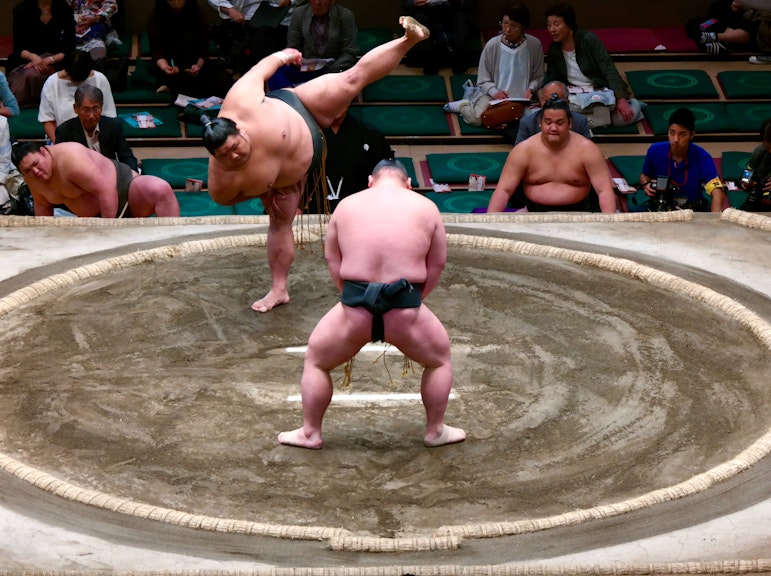 東京の相撲力士との朝のトレーニングセッションを体験しよう