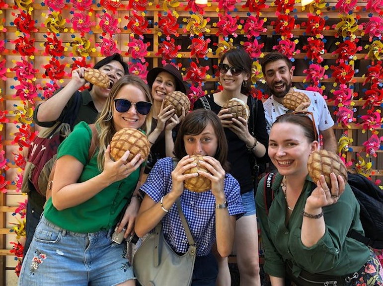 현지 가이드와 함께 아사쿠사의 역사에 대해 알아보세요.