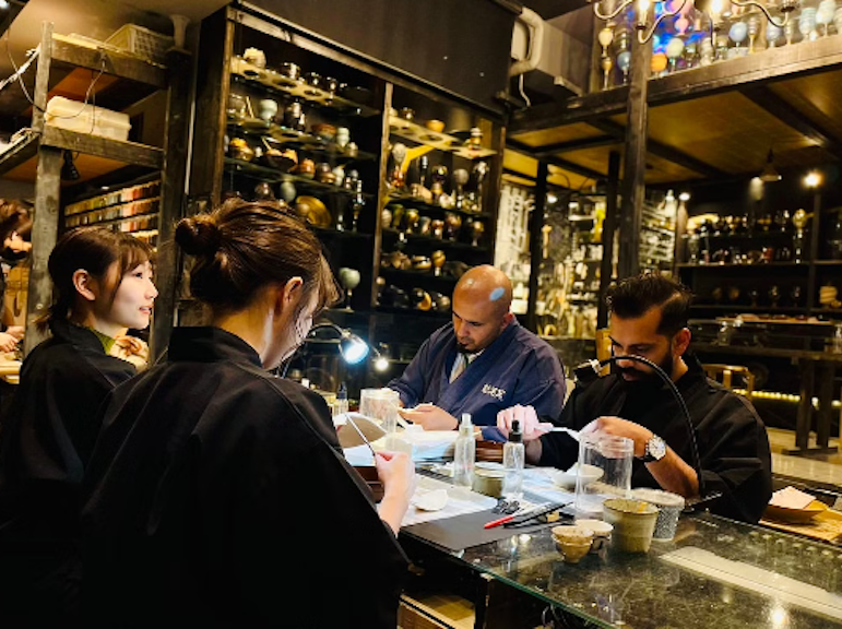 東京の金継ぎアドベンチャー:達人タクと金の修復を体験する