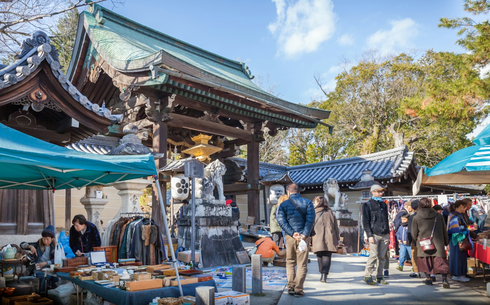 People shopping in Tenjin-Ichi Antique Market
