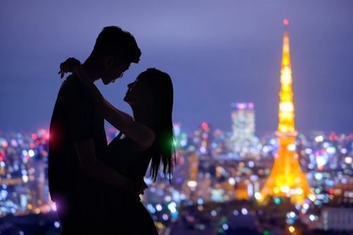 romantic lovers with tokyo tower in japan