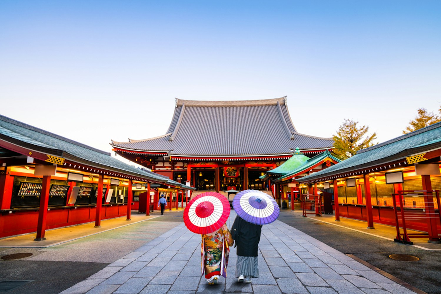 Couple visit Sensoji temple in Asakusa