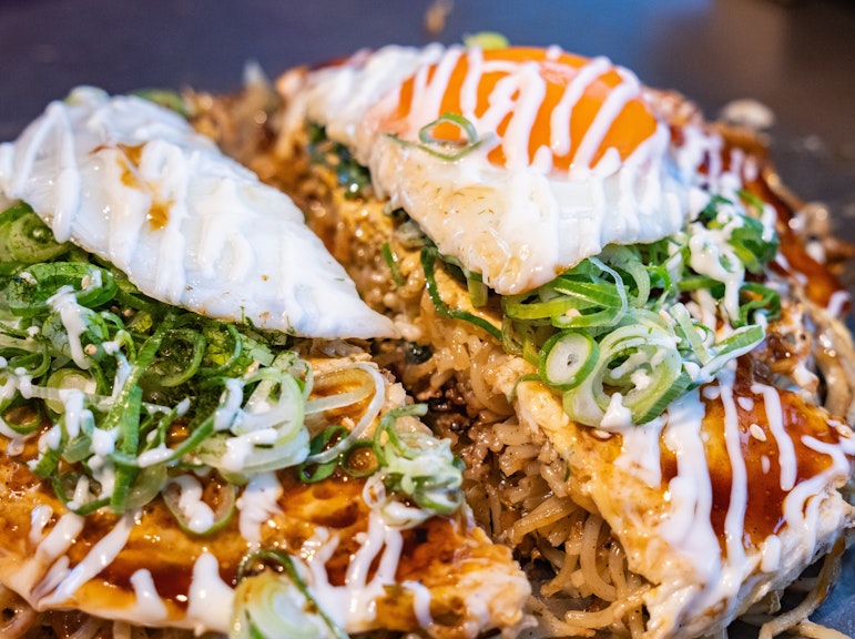 밤에 히로시마에서 바 하핑과 음식 투어