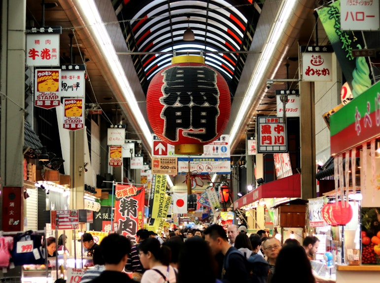 오사카의 미식 기쁨 발견: 쿠로몬 시장 음식 도보 투어