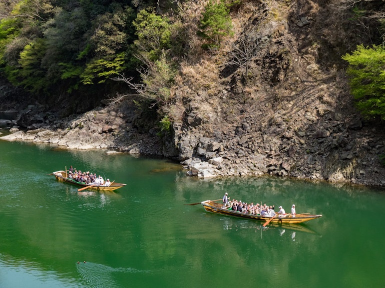 아라시야마 모험: 사가노 로맨틱 기차와 호조가와 강 보트 투어