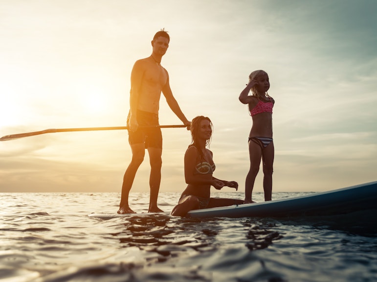 宮古島の早朝。魔法のようなサンライズアドベンチャー。サンライズSUPまたはカヌーを選択してください