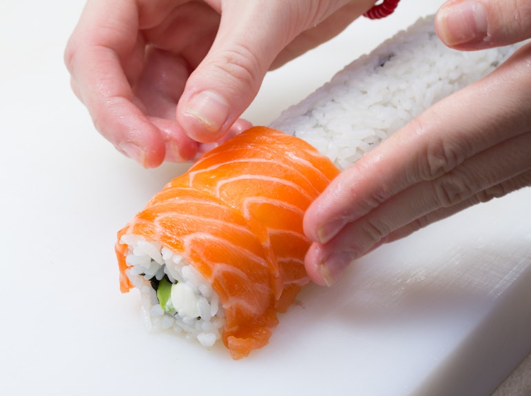 도쿄에서의 스시 만들기 및 사케 시음 경험