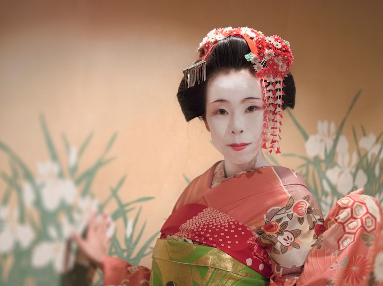 伝統的な京都スタイルのレストランで舞妓と夕食