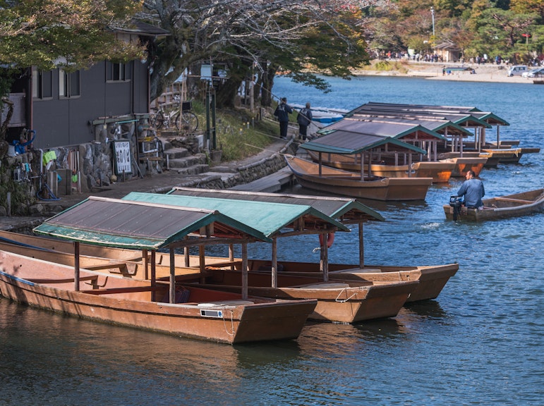 嵐山の屋形船(食事付き観光船)