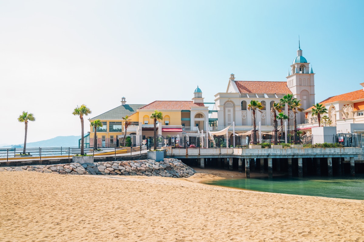 Momochi Seaside Park