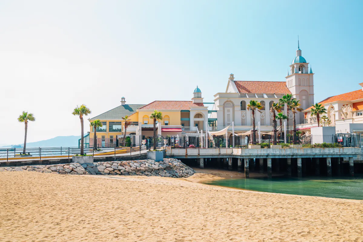 Momochi Seaside Park