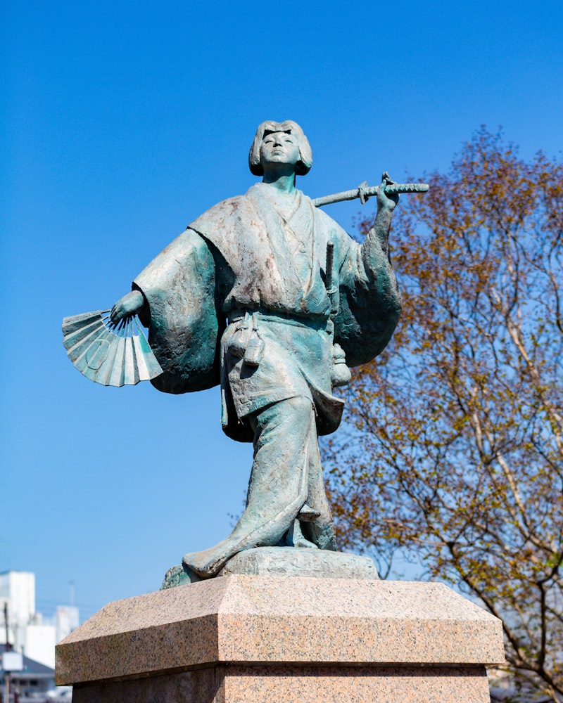 Statue of Izumo-no-Okuni