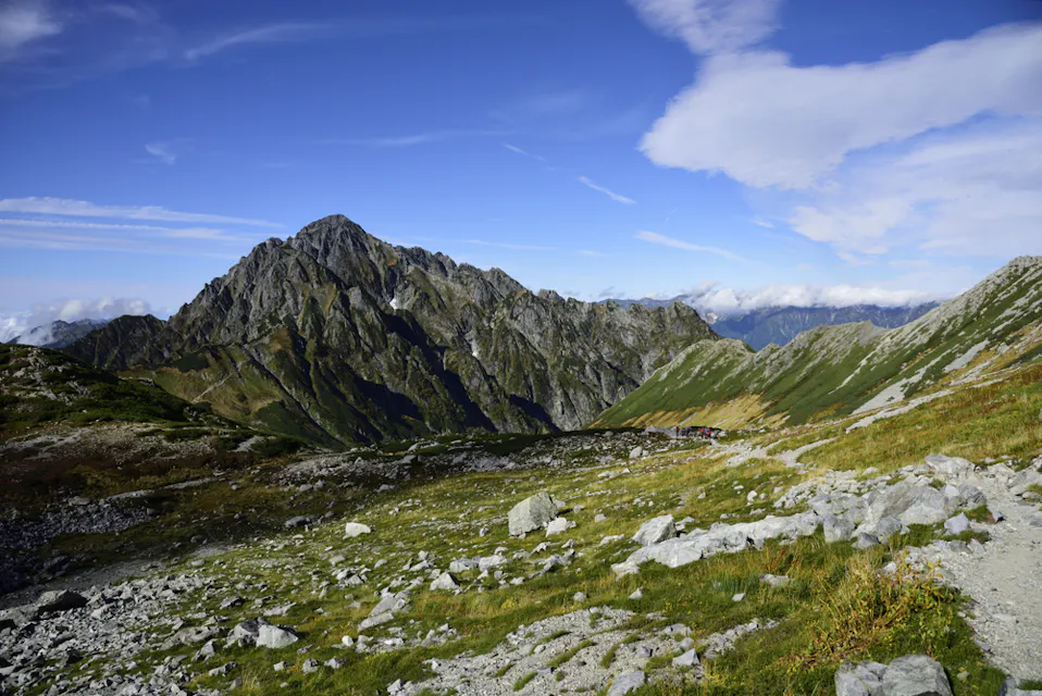一座有草和岩石的山脉。