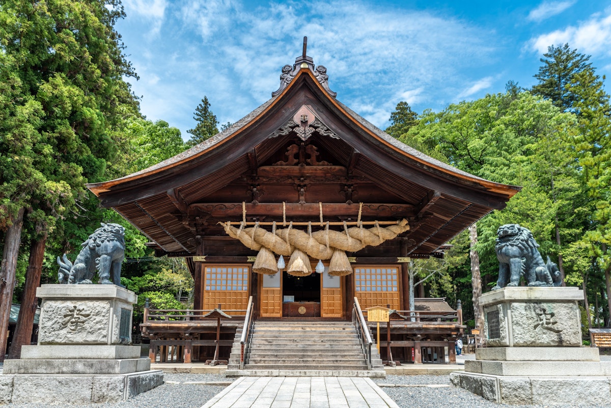 1741963131-suwa-shrine.avif?