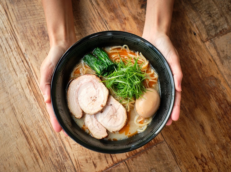 신주쿠 가부키초에서 즐기는 간편한 라면 요리 경험