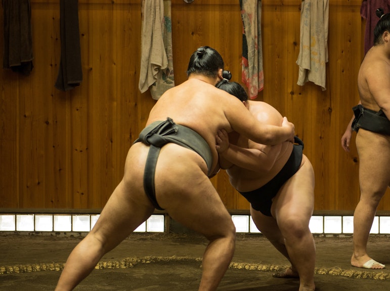 東京の道場での相撲朝稽古ツアー