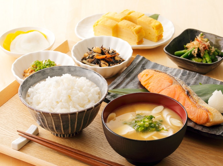 도쿄의 일상적인 즐거움을 경험하세요: 제철 '이치주산사이' 요리 교실 투어