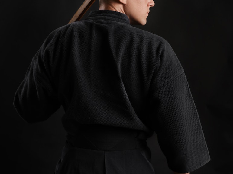 在东京体验使用仿制日本刀的古武道居合兵法