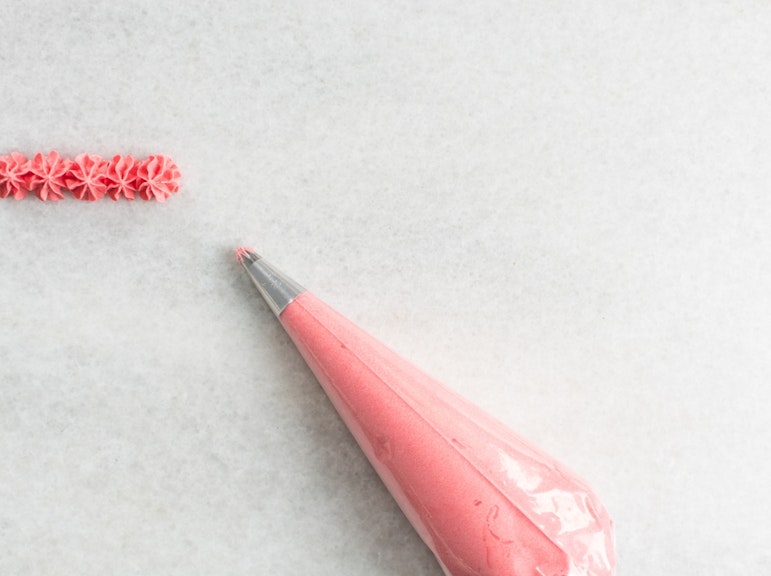 在东京用糖霜挤制“樱花”的烹饪体验