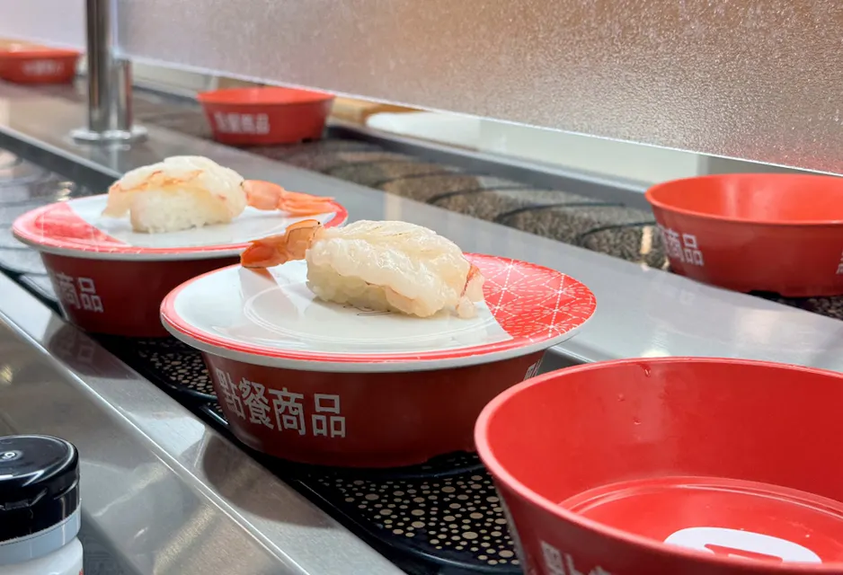 Conveyor belt sushi dining environment at Hama-sushi Conveyor belt sushi dining environment at Hama-sushi