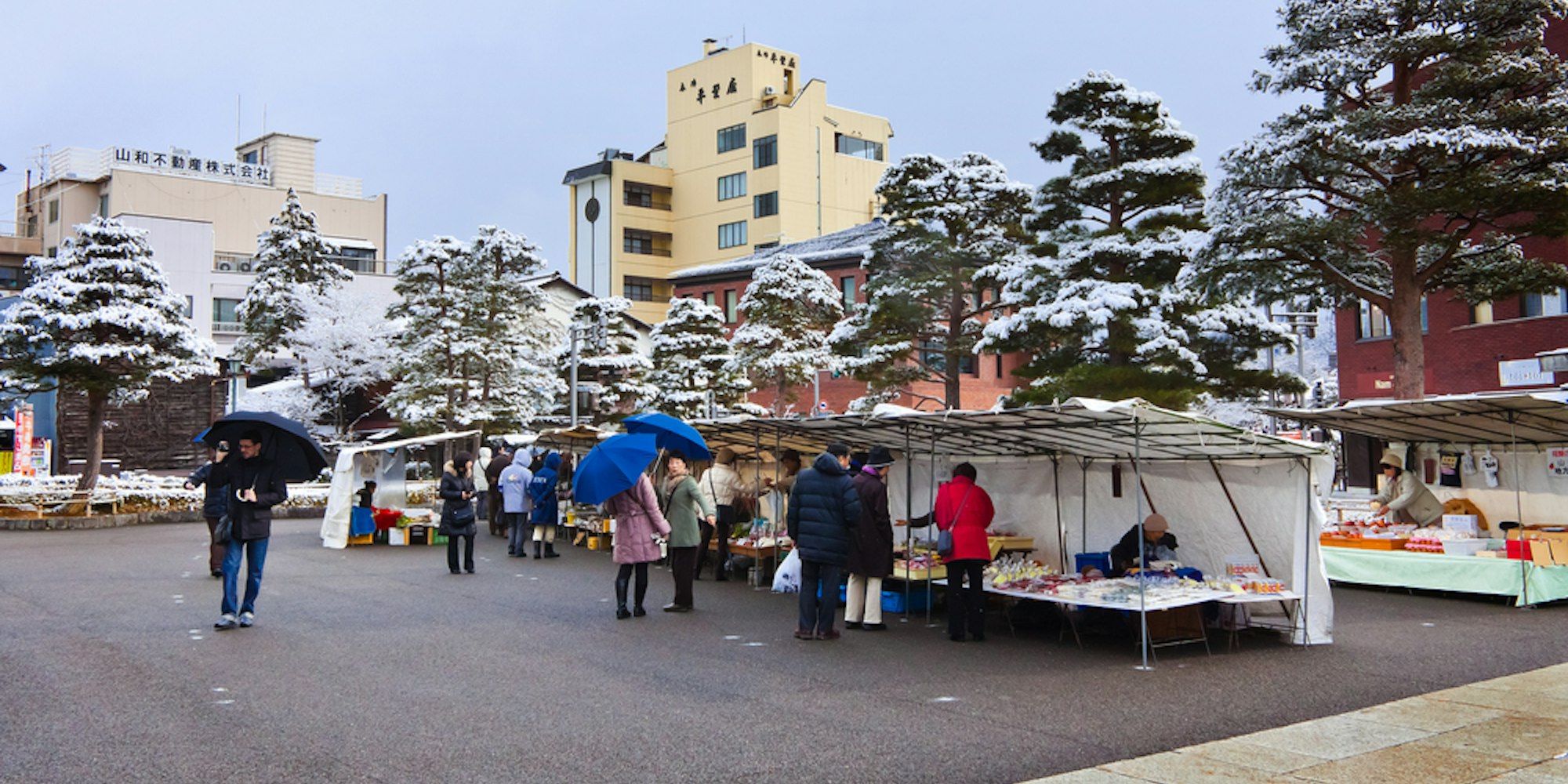 Jinya-mae Morning Market is in front of Takayama Jinya Jinya-mae Morning Market is in front of Takayama Jinya