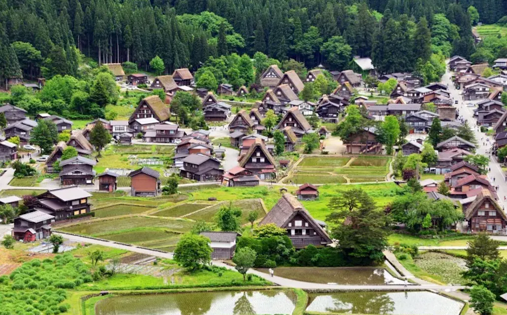 Shirakawa-go and Kanazawa Tour