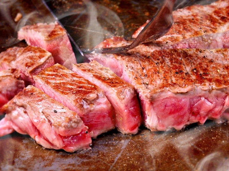 プレミアム神戸牛体験と日本酒テイスティングの美食ツアー