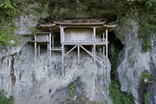 Nageire-dou Temple (Okuin Nageiredou)