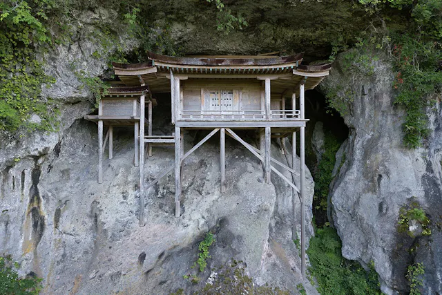 Nageire-dou Temple (Okuin Nageiredou)
