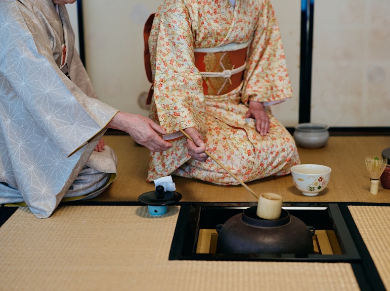 在宁静花园茶室中的私密且正宗的日本茶道体验